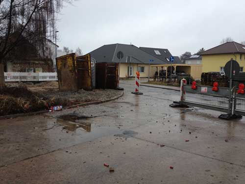 Foto von der kleinen Baustelle, die völlig chaotisch verlassen wurde.