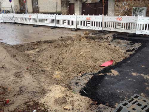 Foto von der kleinen Baustelle, die völlig chaotisch verlassen wurde.