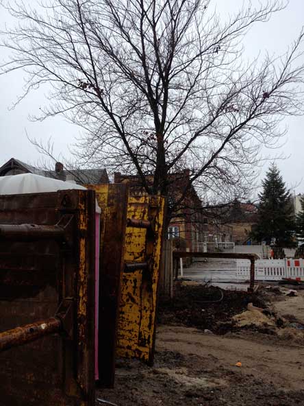 Foto von der kleinen Baustelle, die völlig chaotisch verlassen wurde.