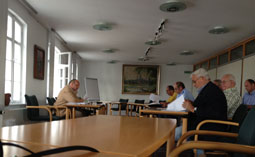 Foto von einer Sitzung des Ausschusses heute ist zu sehen.