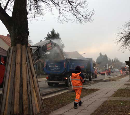 Straßenbau Foto von Bagger und Lkw in der Straße