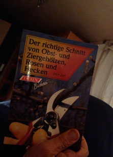 Blick auf Buch heute Foto von einem Buch über Baumschnitt ist zu sehen.