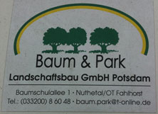 Firmenschild mit Bäumen. Diese Firma fällt. Foto eines Firmenschildes mit Bäumen. Diese Firma fällt alle Linden