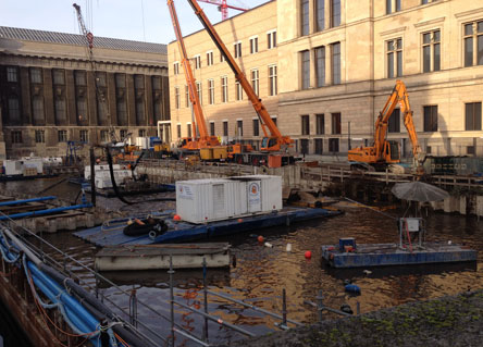 Foto von Neuem Museum und Spree heute Foto von Neuem Museum mit Spree und Taucheranzüge Rinne in Berlin ist zu sehen - heute.