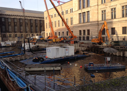 Foto von Neuem Museum mit Spree und Taucheranzüge Rinne in Berlin ist zu sehen - heute.