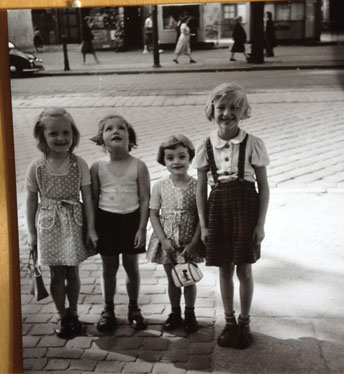 Bernauer Straße - Kinder 1961 Foto mit Kindern ist zu sehen - heute.
