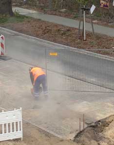 heute früh wurde Beton herausgesägt Foto: auf der Straßenbaustelle wird am Beginn der Straße ein Stück Beton herausgeschnitten