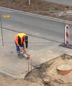 Foto: auf der Straßenbaustelle wird am Beginn der Straße ein Stück Beton herausgeschnitten