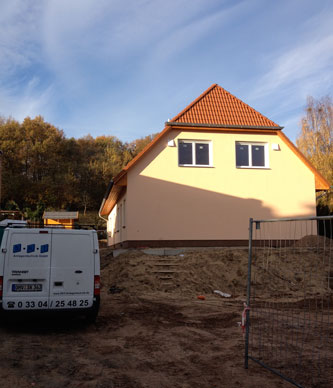 Blick auf Neubau aus Beton, heute Foto von Betonneubau - heute.