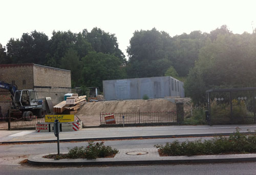 Foto: Blick auf Baustelle auf dem Grundstück Hausnr. 131 mit Betonelementen ist zu sehen.