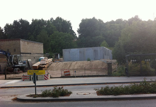 Blick auf den Betonbau heute Foto: Blick auf Baustelle auf dem Grundstück Hausnr. 131 mit Betonelementen ist zu sehen.