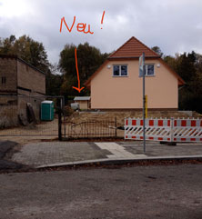 Blick auf Betonneubau und neuer Schuppen - heute früh Foto von Betonneubau und neuer Schuppen - heute früh.