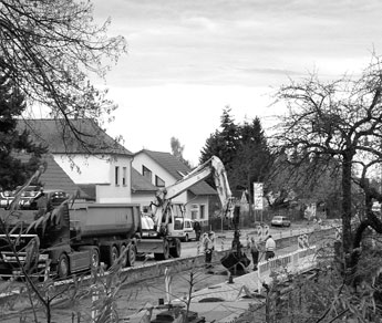 Foto von LKWS und Bagger u. a. auf der Baustraße - heute.