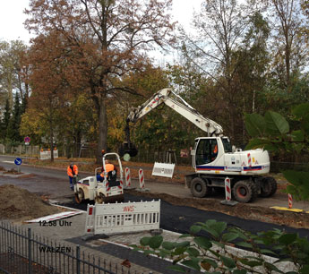 Foto von Walze  und Bagger u. a. auf der Baustraße - heute.