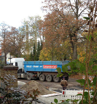 Blick auf LKW, der auf Baustraße fährt heute Foto von LKW, der rückwärts auf die Baustraße fährt- heute.
