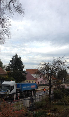 Blick auf LKW, der auf Baustraße fährt heute Foto von LKW, der rückwärts auf die Baustraße fährt- heute.
