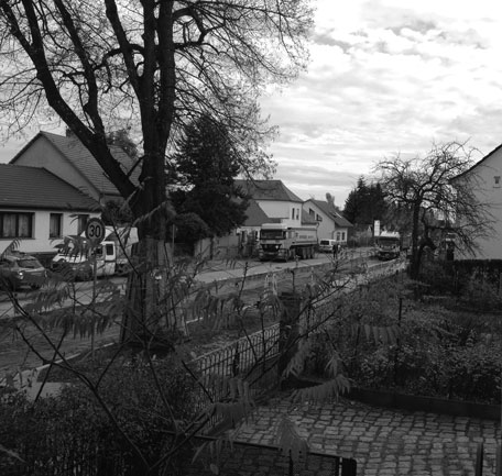 Foto von LKWS und Bagger u. a. auf der Baustraße - heute.