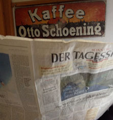 Foto von einem Zeitung Lesenden - Sonntag früh