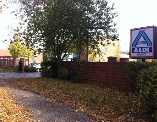 Einfahrt zu Discounter Aldi in Potsdam, Grundstücksgrenze heute Foto von einer Grundstücksgrenze zu einem Discounter in Potsdam ist zu sehen.