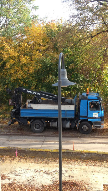 Foto von der Straße - neben der Linde 74 steht ein großer LKW - Foto.