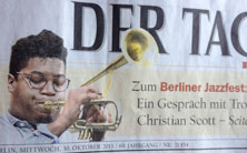 Blick auf Tageszeitung, heute Foto von einem Zeitungsbaltt - erste Seite.