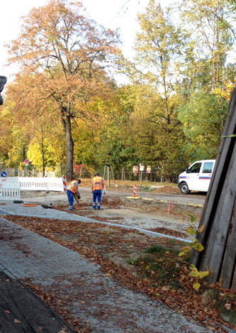 Blick auf zwei Arbeiter mit schwerem Gerät heute Foto von zwei Männern mit schwerem Gerät auf der Baustraße - Foto.