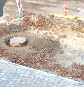 Blick auf aufgestemmten Bereich heute Foto von einem aufgestemmten Bereich auf der Baustraße - Foto.