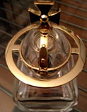 Foto von Parfumflasche, Foto coth Foto von einer Parfumflasche ist zu sehen - heute.