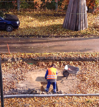 verdichten es wird gerüttelt - Foto von Arbeiter ist zu sehen.