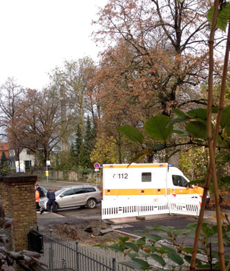 Rettungswagen und Polizei an dem Neubau - heute Rettungswagen und Polizei ist nebenan - Hausnr. 131 - zu sehen - heute.