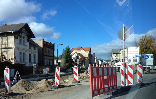 an der Gabelung zur Adolf-Damaschke-Straße heute Das andere Ende der Baustraße ist zu sehen - Foto.