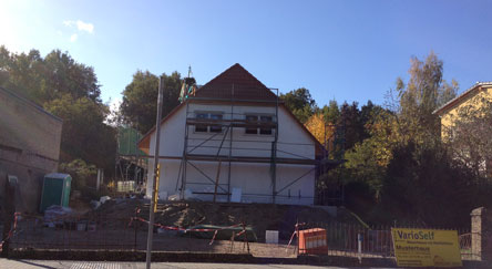 Das neue Betonhaus nebenan wird gedämmt - Foto.