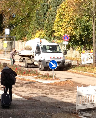 die Gartenbaufirma gießt. Vor dem Haus wird gegossen - Foto.