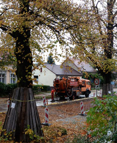 Blick auf Fahrbahn vor dem Haus heute Foto von einem Reinigungsfahrzeug auf der Fahrbahn, die noch funktioniert.