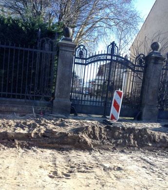 Blick auf Tor Hausnummer 51 heute Foto von Straßenbau Nr. 51 auf der östlichen Seite ist zu sehen - heute.