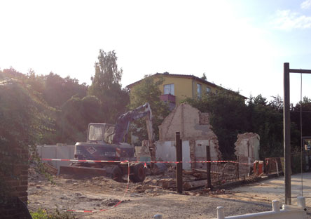 Foto von dem Abbruch des alten Hauses 131 ist zu sehen.