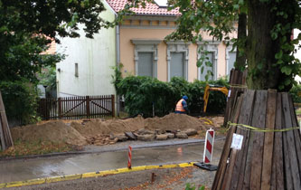 Foto von dem Fußweg auf der östlichen Straßenseite mit Graben ist zu sehen.