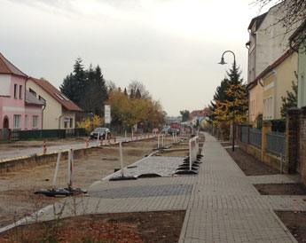 Foto von der <Baustraße in Richtung Kino geblickt - heute.