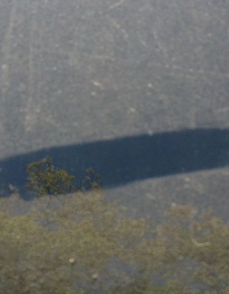 ein Foto mit Blick auf die Heckscheibe des Autos neben dem Haus ist zu sehen - Foto.