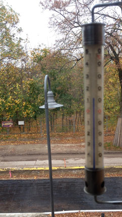 Blick auf Thermometer und Baustraße heute früh Foto von der Baustraße vor dem Haus mit Thermometer - heute früh.