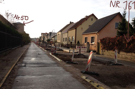 Blick auf Straße Richtung Kino heute früh Foto von der Straße mit Kennzeichnung von Häusern - Foto.