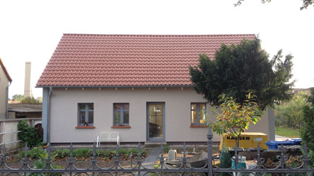 Blick auf Haus mit Auto im Inneren heute früh Foto von einem Haus in der Eisenbahnstraße. Im Inneren steht ein Auto - Foto.