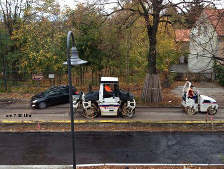 Foto von Walzen und PKW und  u. a. auf der Fahrstraße - heute.