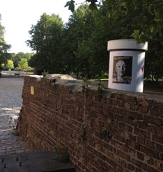 Foto von einer  Mauer und Litfaßsäule ist zu sehen.