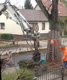 Foto von Fußweg mit Bagger an Linde 105 - heute Mittag Arbeiter der am Fußweg arbeitet an Linde 105 mit Bagger ist zu sehen - heute.