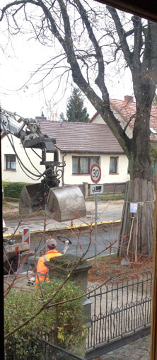 Foto von Bagger und Fußweg an Linde 105 - heute Bagger mit Rüttler an Linde 105 ist zu sehen - heute.