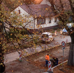 Begehung von Eurovia. Vor dem Haus gehen Mitarbeiter der Firma Eurovia entlang - Foto.