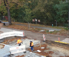 Eurovia - Regenassereinläufe. Vor dem Haus - Arbeiter an den Einläufen arbeitend - Foto.