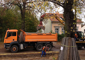Eurovia arbeitet an der Kante der Straße. Vor dem Haus wird von Bagger und Mitarbeitern der Firma Eurovia gearbeitet - Foto.