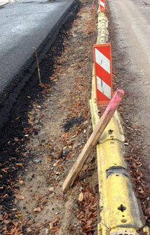 Foto von Holzstab am Fahrstreifen - heute.